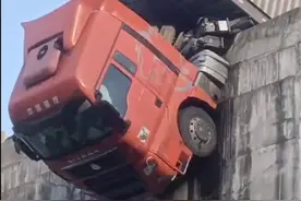 半挂车刹车失灵冲出避险车道，车头悬在20余米高空！司机获救后感慨图片