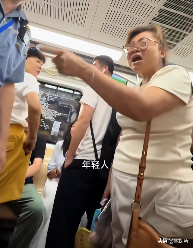 反华势力出现？女子大闹北京地铁，逮着谁骂谁，叫嚣中国不如美国
