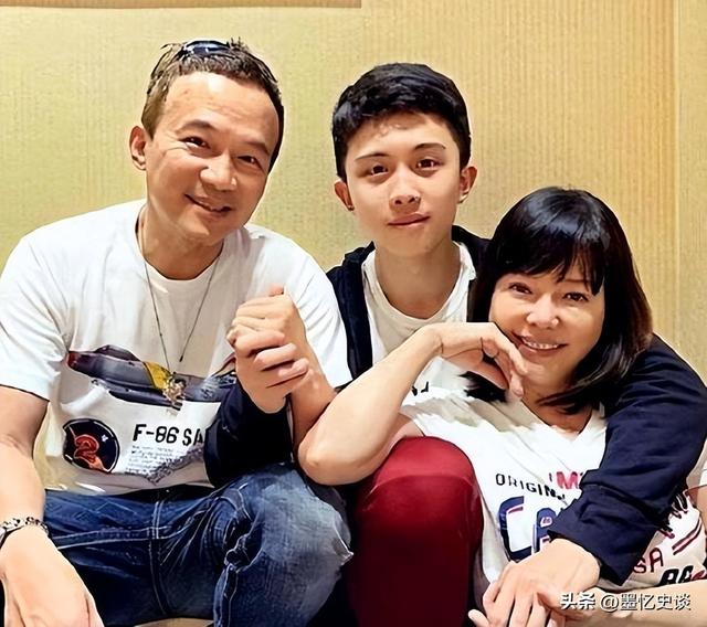 被畸形母爱毁掉的星二代：母乳12年，同床15年，荒唐的事还在后面
