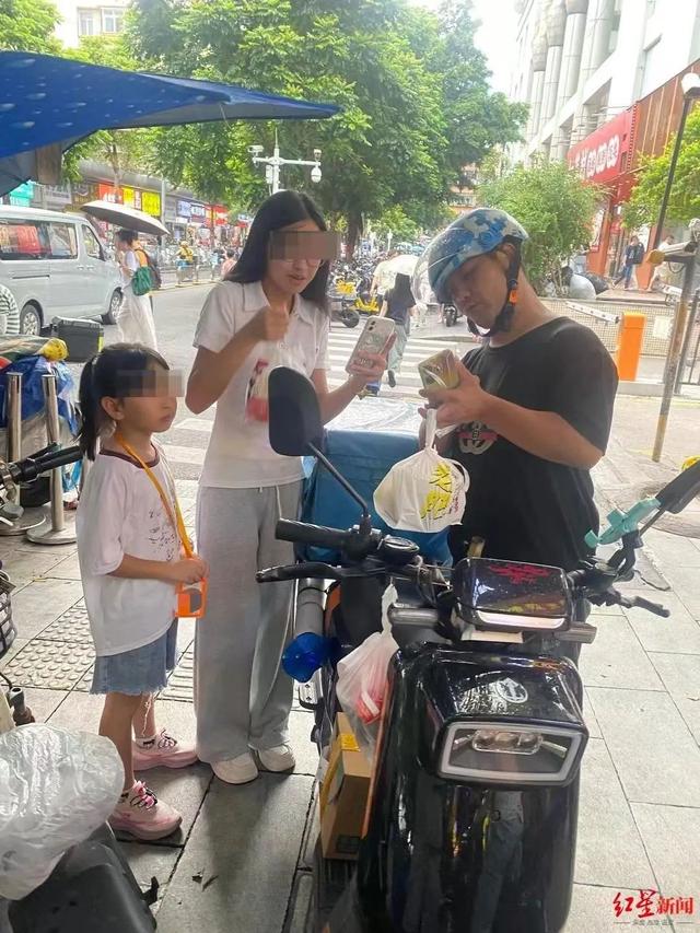 “比玩手机好！”“小孩哥”代送外卖，每单收费1、2元，网友吵起来了
