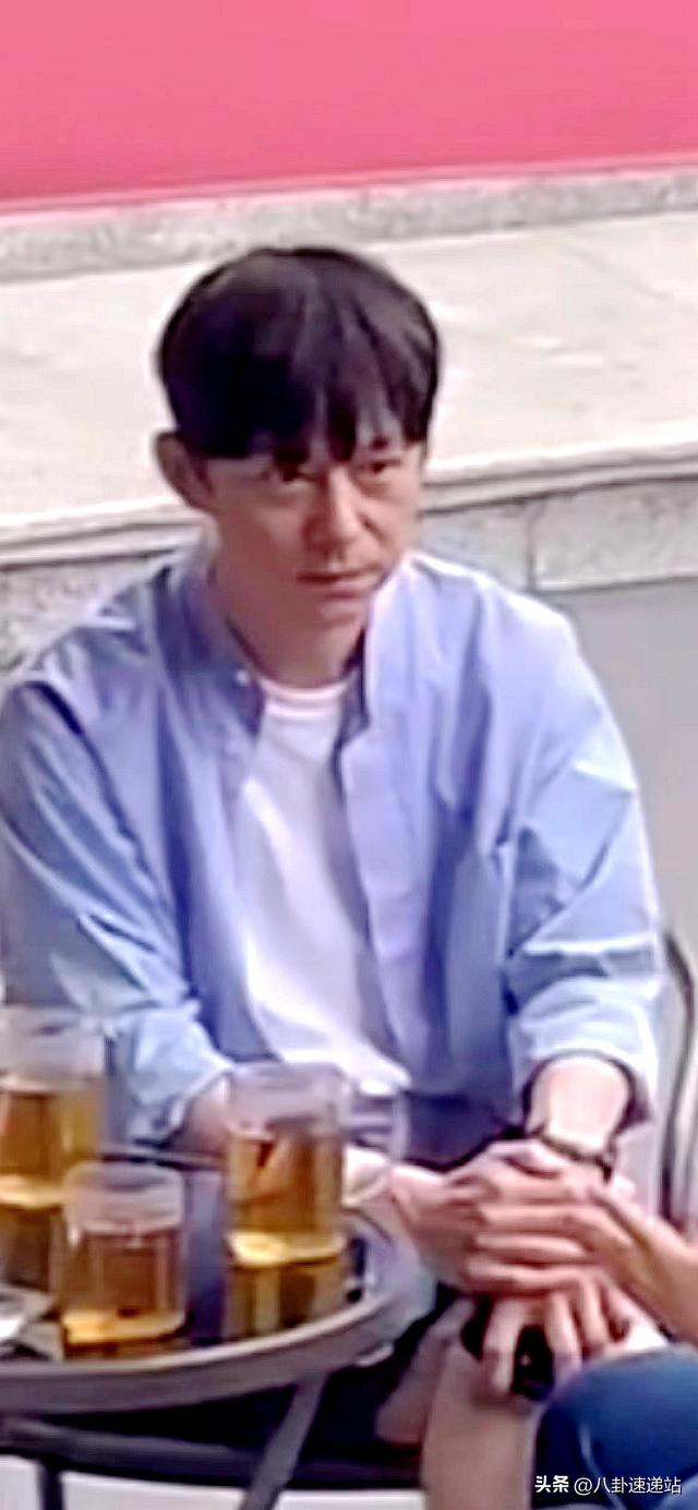 51岁的何炅被保姆起诉，无儿无女，节目停播，还是走到这一步