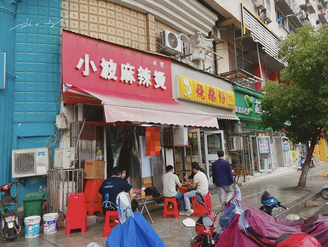 打卡南昌老字号水煮店，游客却懵了：这和麻辣烫究竟有啥不一样？