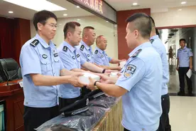 【长武公安】为辅警换新衣 给一线上装备图片