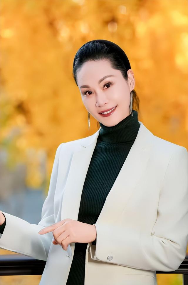 于文华：二婚嫁给未婚小伙，婚后23年未生一子，如今她过得如何？