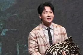 28岁郭麒麟抱着罕见的“貘”亮相，整个人瘦不少，举止颇像郭德纲图片