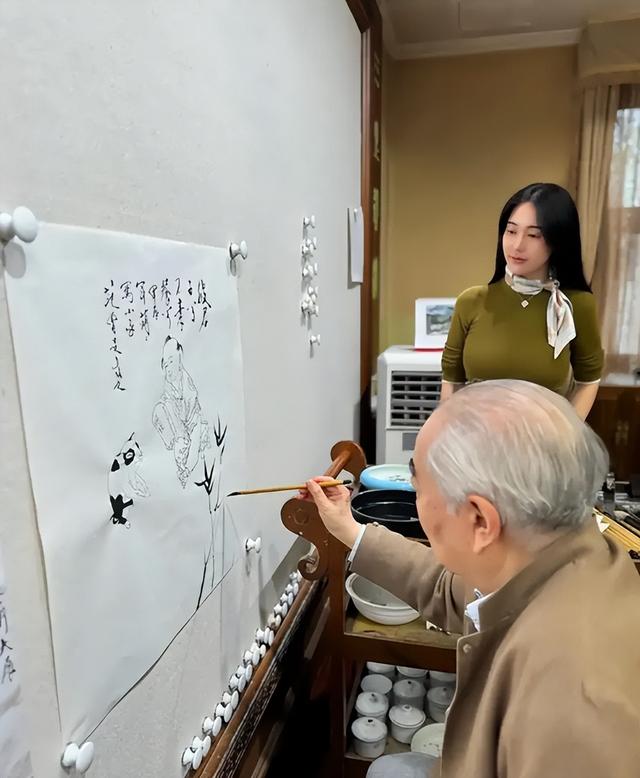 色上一把刀！87岁的范曾没有想到，玩了一辈子鹰却被小家雀啄了眼