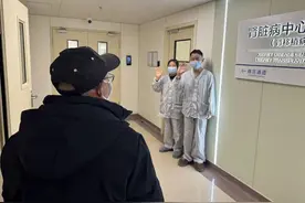 70岁母亲，为44岁儿子捐肾！背后故事泪目图片