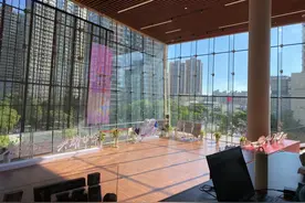 家门口消暑学习好去处变“蒸笼”！西晒太阳直穿玻璃墙热煞人，怎么破？图片