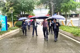 成都市教育局巡视员何荣到崇州市职教中心调研指导图片