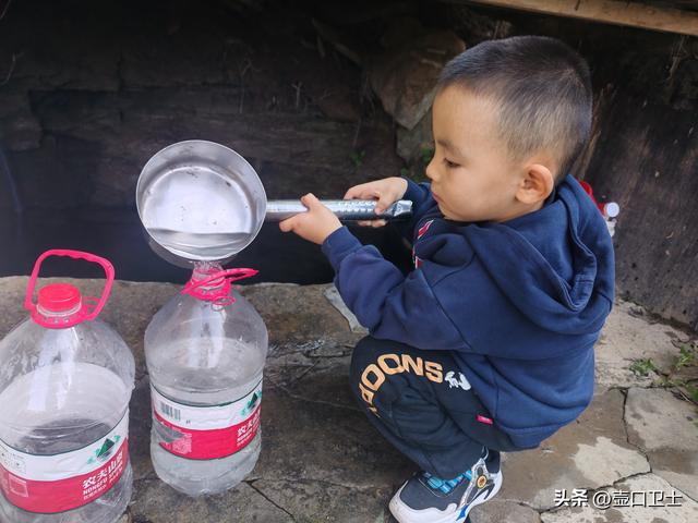 山泉叮咚，童心悠悠——陪孩子提泉水的一天