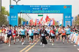 2025襄阳襄州10公里路跑赛开跑图片