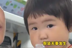 9月30日，湖南长沙，萌娃被爸爸突然“偷亲”一口，假笑过后小表情亮了，“建议纳入北影教材”。图片