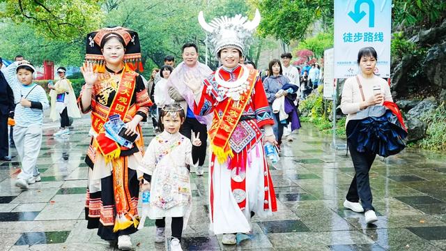 桂林:20000名徒步爱好者漫步美丽的桃花江畔!