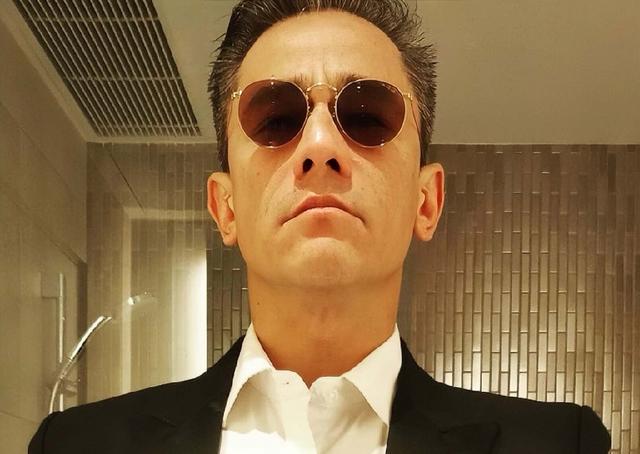 香港知名男星满头白发，遭前女友嫌弃没车没房，未结成婚至今单身