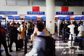 “五一”假期将至 乌鲁木齐边检站发布出入境通关提示图片