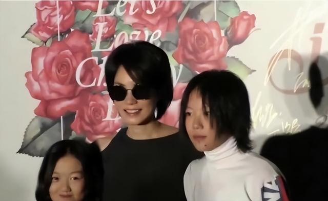 19岁李嫣跟老爸聚餐！手不离烟动作熟练，170cm身材干瘪太像王菲