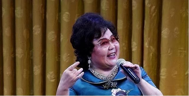 发誓永不回国？她带领30名演员选择留美，如今年过花甲归来