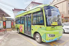 白交祠村、军营村农产品可“公交代送”！606路公交车兼职快递车图片