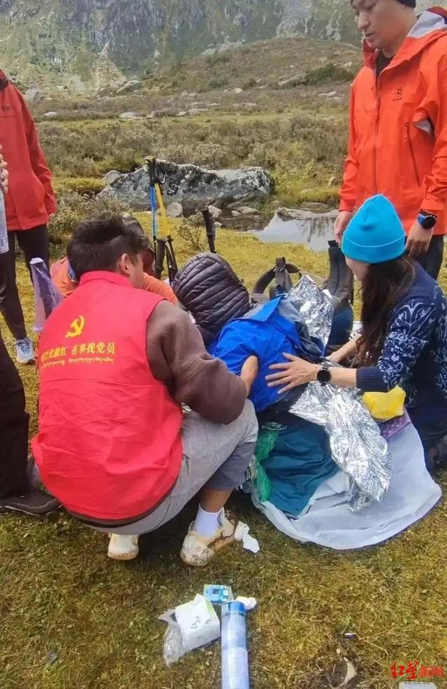 甘孜党岭女游客高反获救仍在ICU，首拨救助驴友还原救援过程：男队友让帮忙看女子，自己继续上行