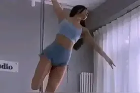 赵奕欢跳性感钢管舞 ，身材傲人舞姿火辣图片