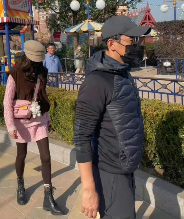 葬礼结束后，唐嫣放缓脚步等罗晋一起就餐，胳膊上还戴着孝