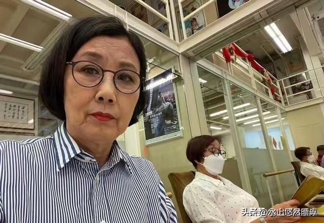 78岁连路都走不稳还开演唱会，全网骂声一片	，她却扬言回馈粉丝