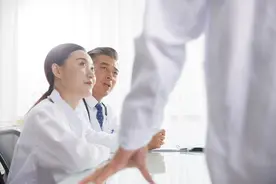 医生发现：容易得甲状腺癌的人，多有4个坏毛病，希望你早早远离图片