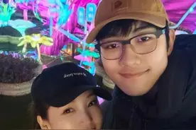 42岁金莎晒和男友孙丞潇甜蜜合影，两人曾因17岁年龄差引热议！图片