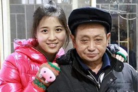 重庆36岁光棍捡到女弃婴，相依为命32年，她会如何报答？图片