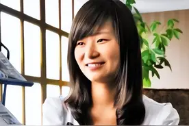 2011年，深圳天桥惊魂一幕，19岁女孩一吻救下轻生男孩，后怎样图片