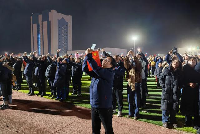 神舟二十一额济纳冲天！航天爱好者与各族群众共襄盛举