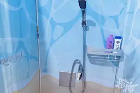 有学生说“要是运动完能冲个澡就好了！”杭州一所小学真的在厕所里改造了几间淋浴房图片