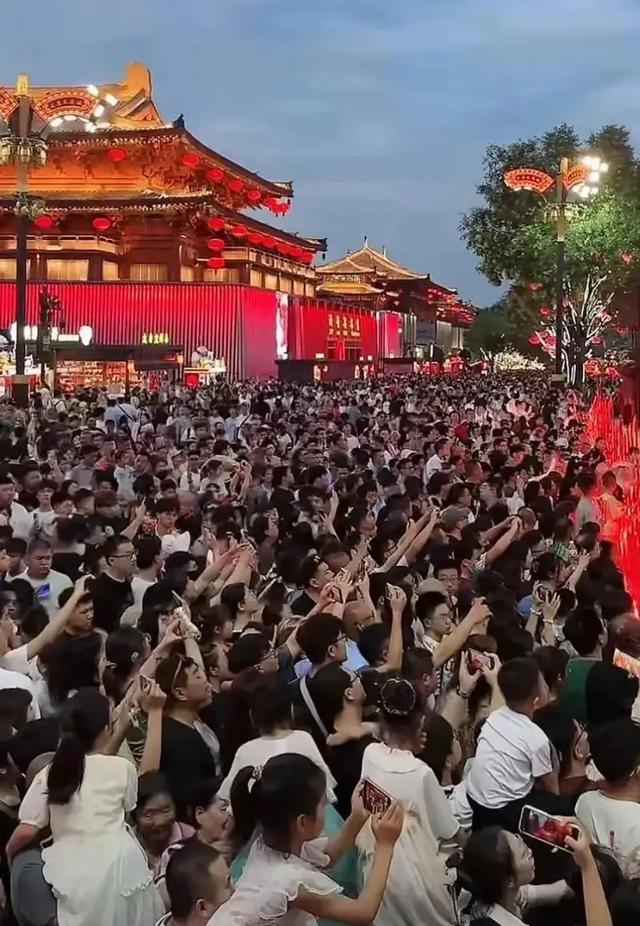 “人从众”时代:为什么节假日旅游越来越让人反感?