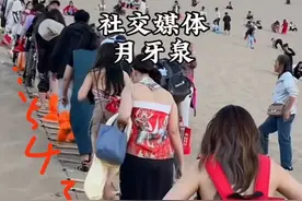 女人：平时不爱穿裙子，爬山定要穿裙子！图片