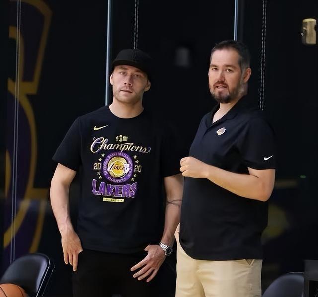 詹姆斯只差71助攻，达成历史第二人！湖人正式宣布，解雇巴斯家族