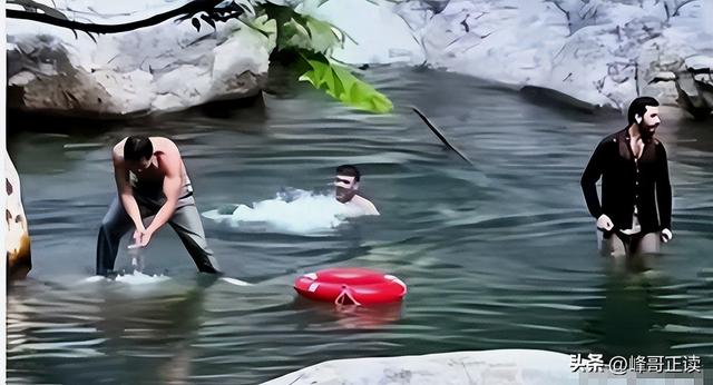 继印度游客在庐山搓澡后，他们又盯上了东北澡堂，网友大呼天塌了