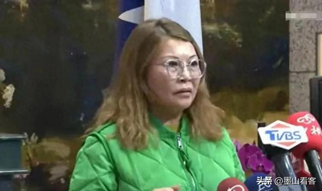 郑丽文“变绿”？何鹰鹭宣布退党，当面质疑郑：为什么不敢喊统一