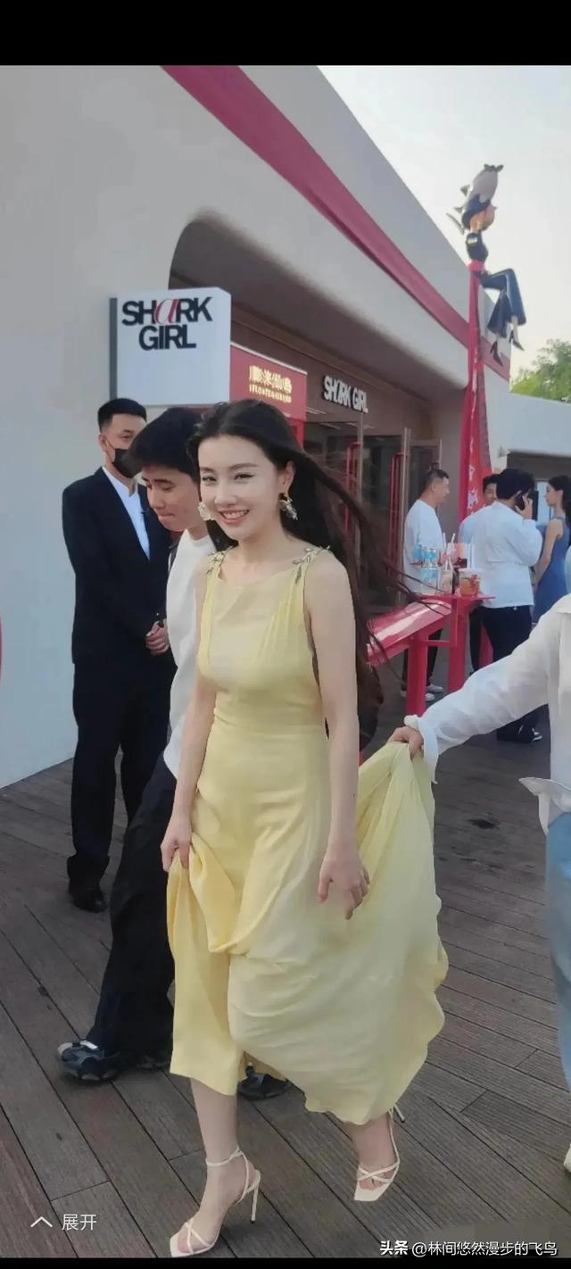 电视上看着一般般，真人确实漂亮，身材比例也很好。