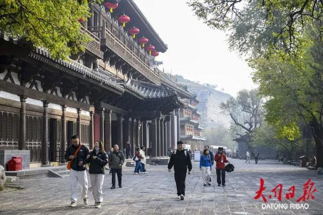 大同云冈石窟秋景如画