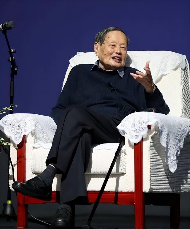 杨振宁刚去世，翁帆终于发声，字字催泪，清华大学吊唁堂细节感人