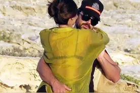 全裸在海滩上沐浴阳光，演员查尔斯·丹斯和小22岁的女友激情四射图片