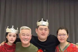 67岁赵本山为28岁龙凤胎儿女庆生，其妻子马丽娟罕见现身图片