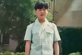 老照片：1999年，岳云鹏的一张照片，身份是一名保安图片