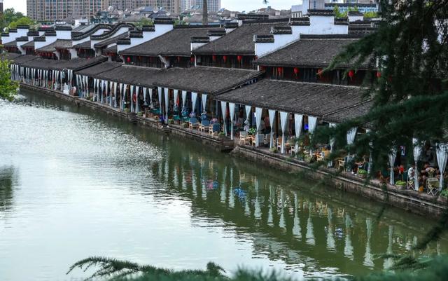 浙江这个假古镇火了,斥资50亿打造却不要门票,游客直呼过瘾