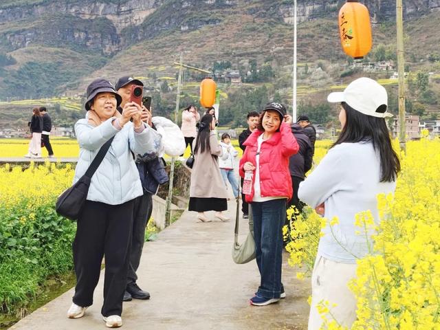 人气爆棚!桐梓春季“村晚”圈粉外地游客!