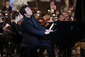 巴黎圣母院重新开放，中国钢琴家郎朗奏响音乐祝福图片