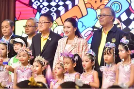 泰国小孩坐总理椅子！佩通坦上任后首个儿童节！政府大楼开放参观图片