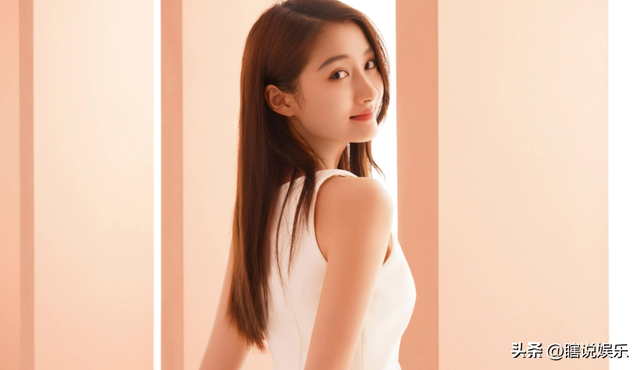 分手传闻仅7月	，关晓彤高调官宣喜讯，全网恭喜，终于等到这一天