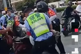 闹大了，女子被交警暴力拽下车，原因曝光，官方回应，评论炸锅图片