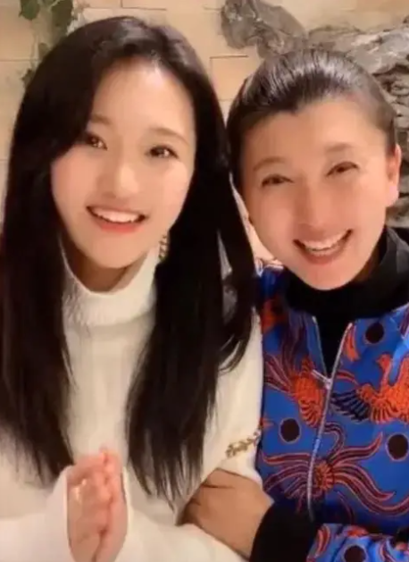 闫学晶哭穷风波大反转！儿子忍不住说出真相，有一点让那英说对了